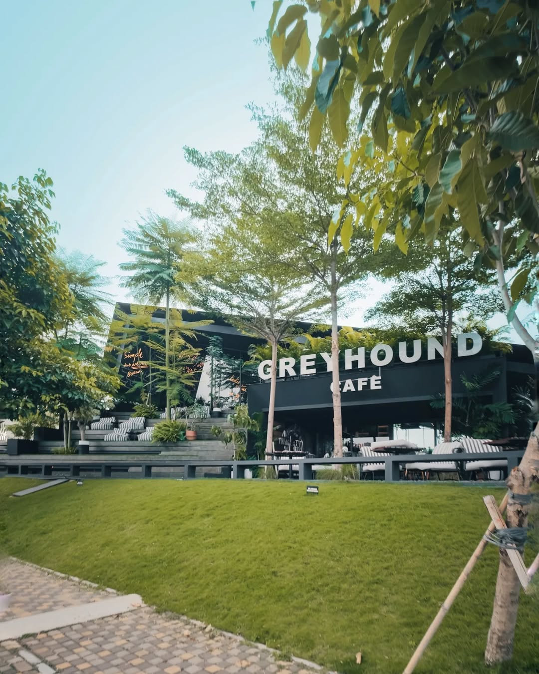 tempat nongkrong di summarecon bekasi, greyhound cafe.jpg