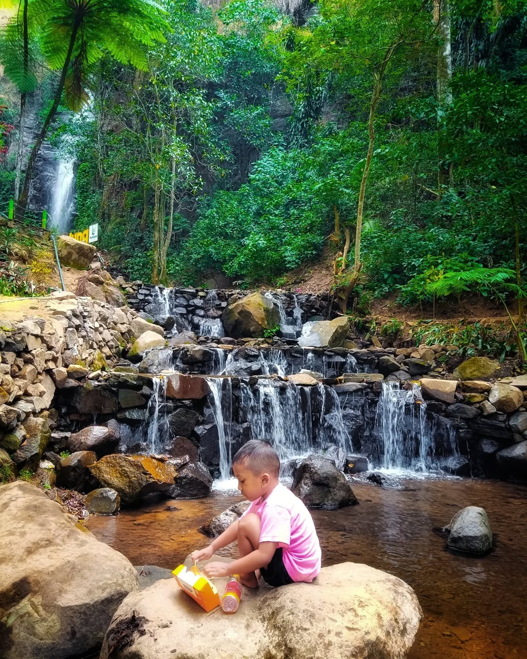 tempat wisata anak di mojokerto, air terjun dlundung.jpg