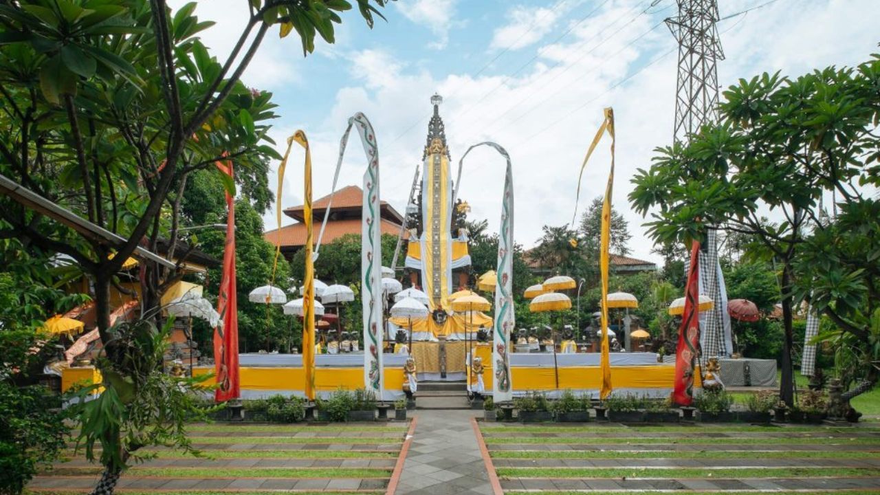 tempat wisata jakarta timur Pura Aditya Jaya.jpg